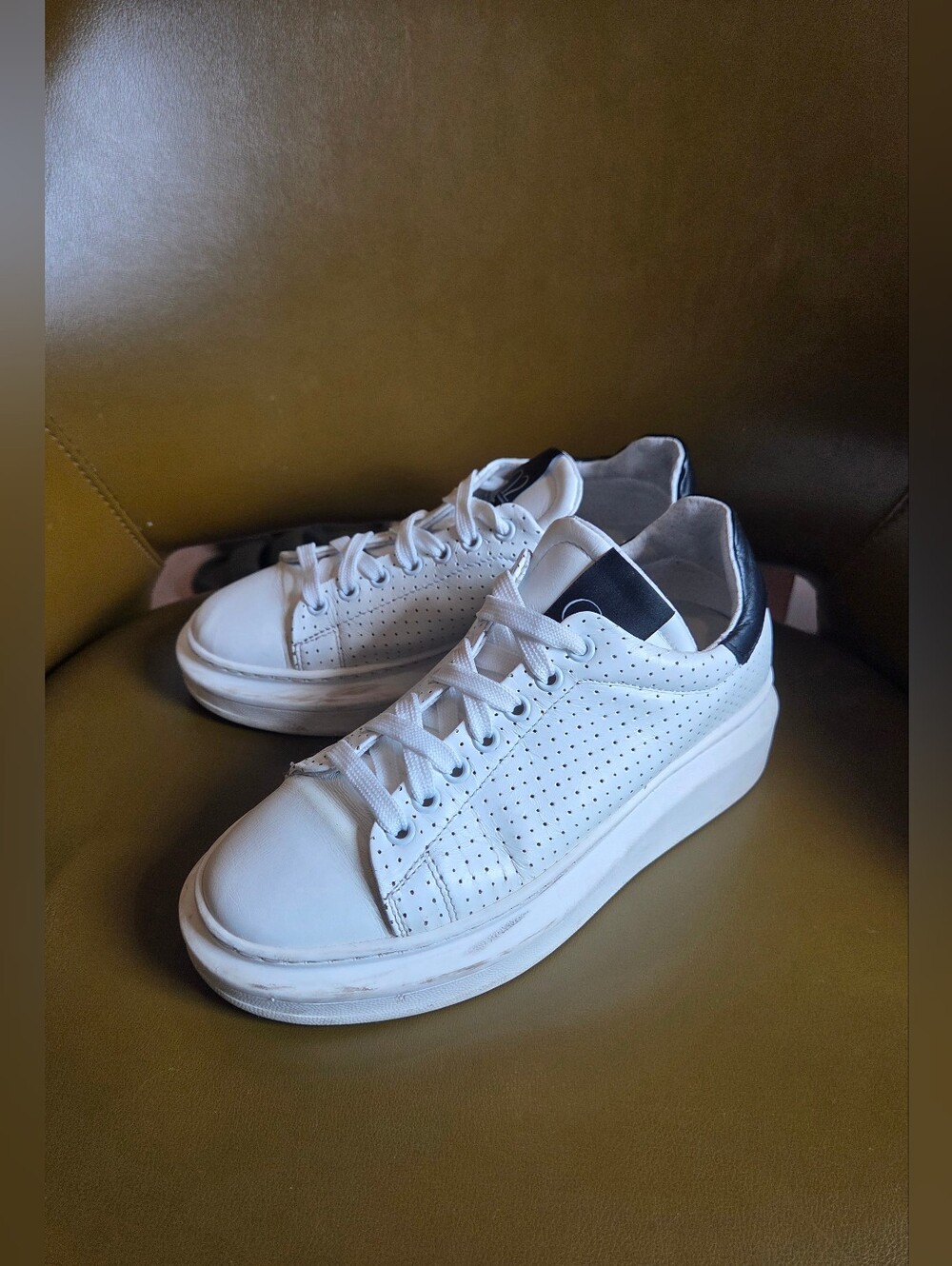 Q2 Sneakers / 37